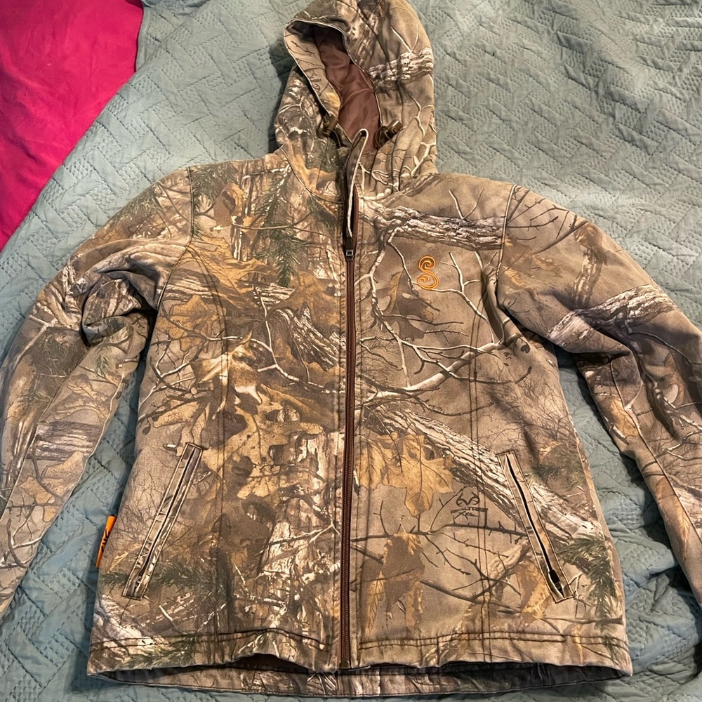 “She” women’s medium camouflage jacket. Snug fitting.